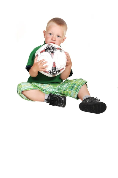 Маленький хлопчик з футболом . — стокове фото