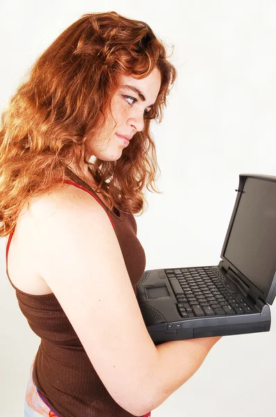 Jong meisje met laptop. — Stockfoto