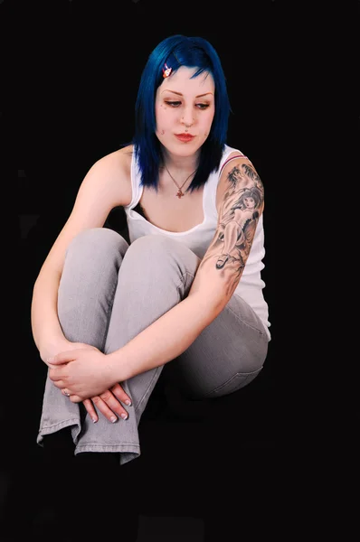 Triste menina de cabelos azuis . — Fotografia de Stock