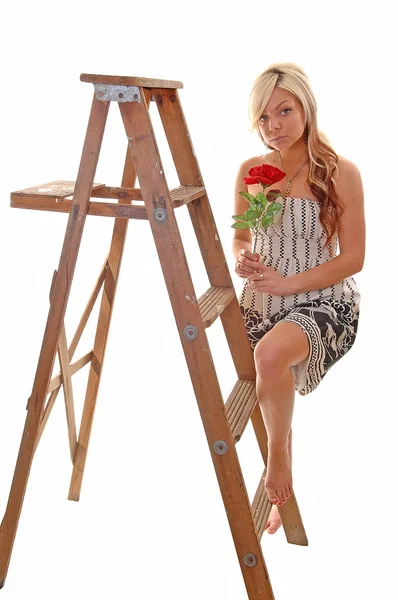 Meisje op trapladder. — Stockfoto