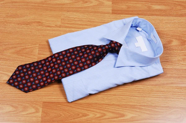 Modré šaty košile s kravatou. — Stock fotografie