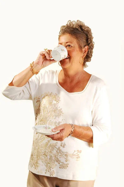 Mrowienie kawa kobieta starszy. — Zdjęcie stockowe
