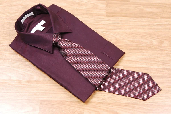 Vínové šaty košile s kravatou. — Stock fotografie
