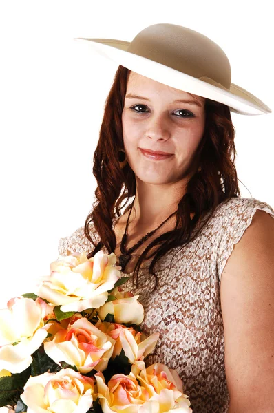 Vrouw met hoed en rozen. — Stockfoto