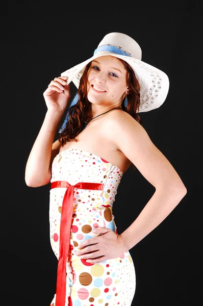 Hübsches Mädchen mit weißem Hut. — Stockfoto
