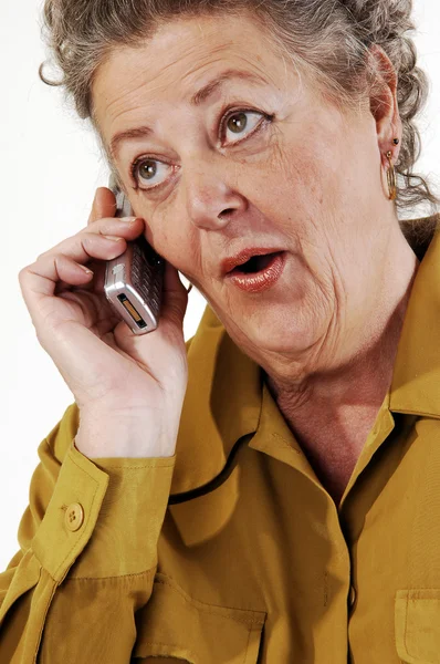 Vanhempi nainen puhelimessa. . — kuvapankkivalokuva
