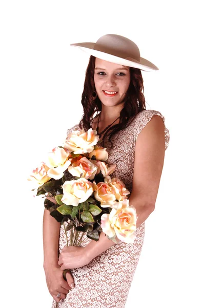 Жінка з капелюхом і трояндами . — стокове фото