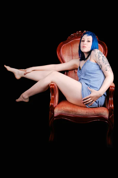 Uma linda menina de cabelos azuis. — Fotografia de Stock