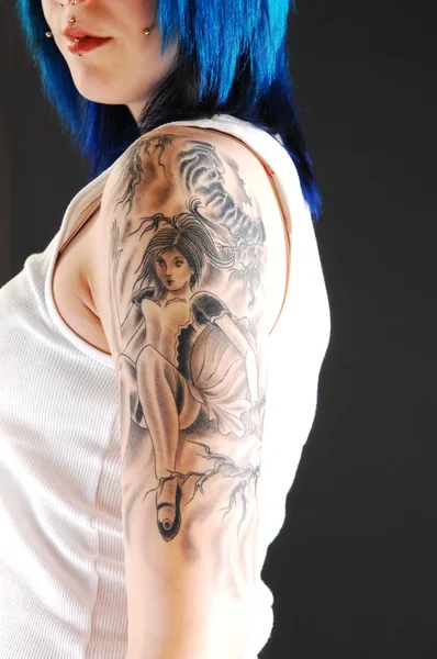 Meisje met meisje tattoo. — Stockfoto