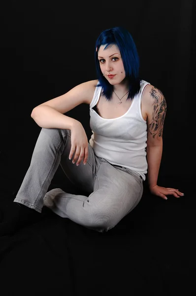 Niebieskie włosy dziewczyna siedzi. — Zdjęcie stockowe
