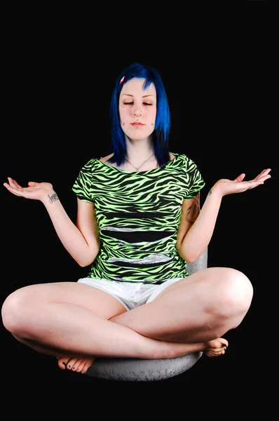 Niebieskie włosy dziewczyna medytuje. — Zdjęcie stockowe