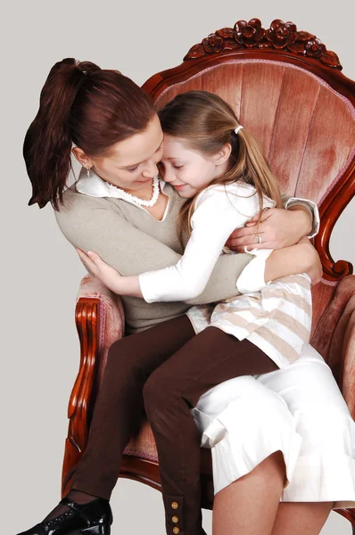 Anne ve kızı koltuk. — Stok fotoğraf