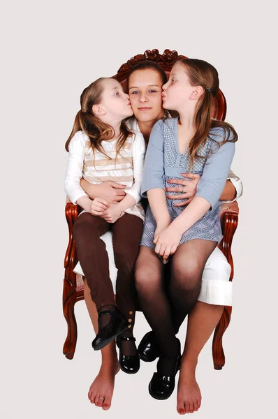 Mutter und ihre beiden Töchter. — Stockfoto