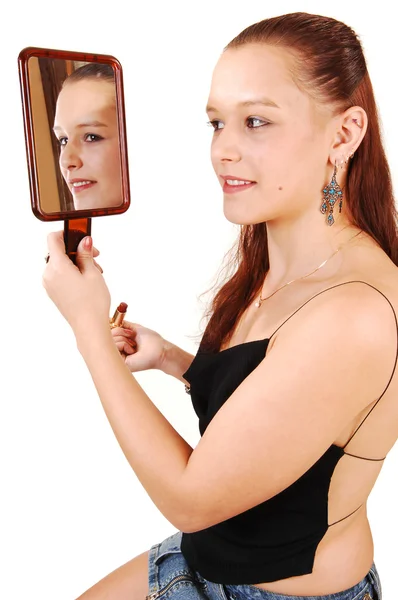 En vacker kvinna i spegeln. — Stockfoto
