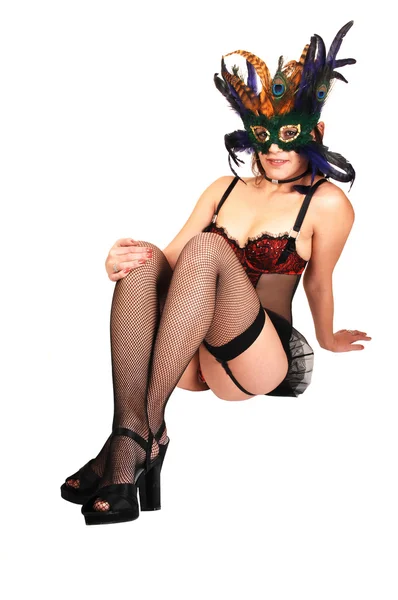Mulher em lingerie e máscara de penas . — Fotografia de Stock