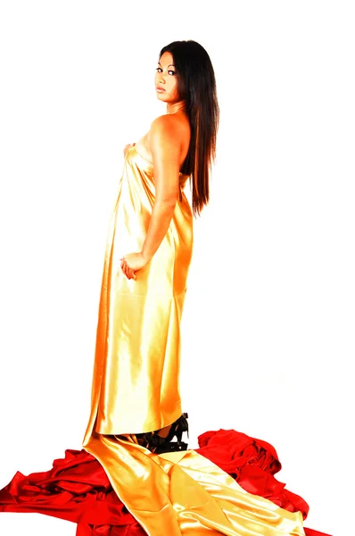 Mooie Aziatische meisje in goud en rode zijde. — Stockfoto