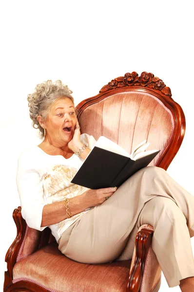 Femme âgée lisant . — Photo