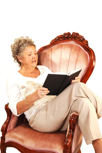 Donna anziana che legge . — Foto Stock