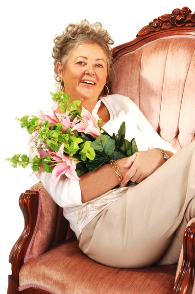 Starszy kobiety z kwiatami. — Zdjęcie stockowe