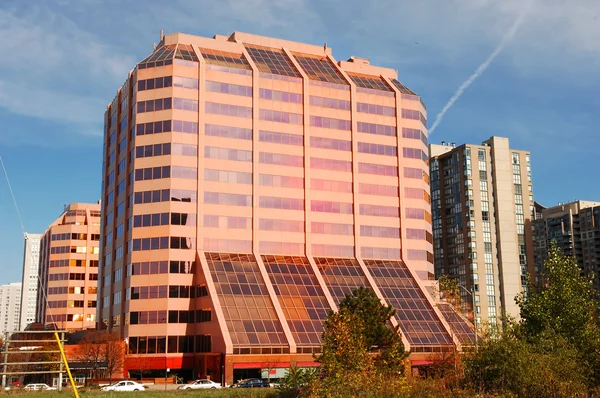 Moderna rosa höghuset. — Stockfoto
