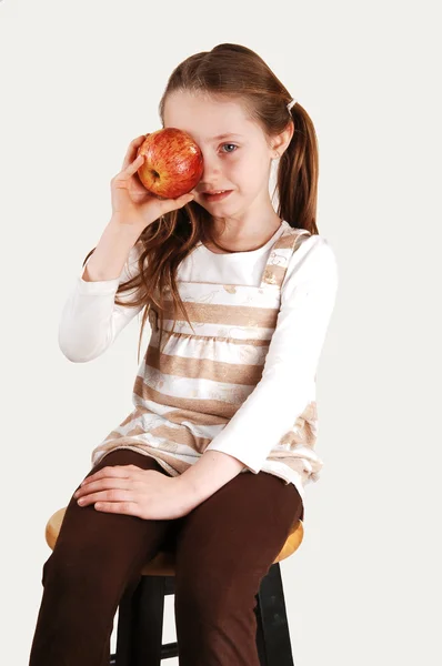 Bambina con mela . — Foto Stock