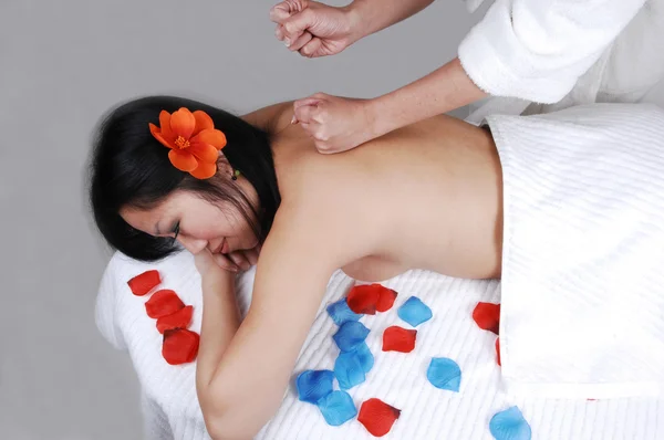 Çinli kız masaj yaptırıyor.. — Stok fotoğraf