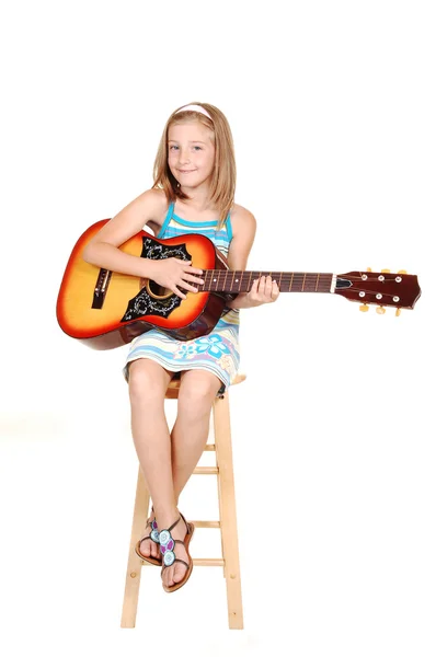 Blond meisje met gitaar. — Stockfoto
