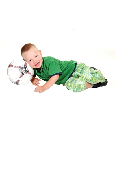 Liten pojke med fotboll. — Stockfoto
