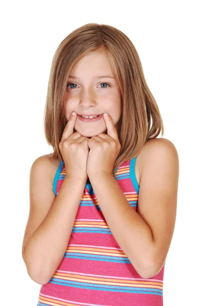 Jong meisje mimic een glimlach. — Stockfoto
