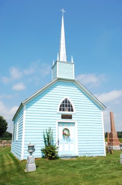 bir mavi ahşap kilise.