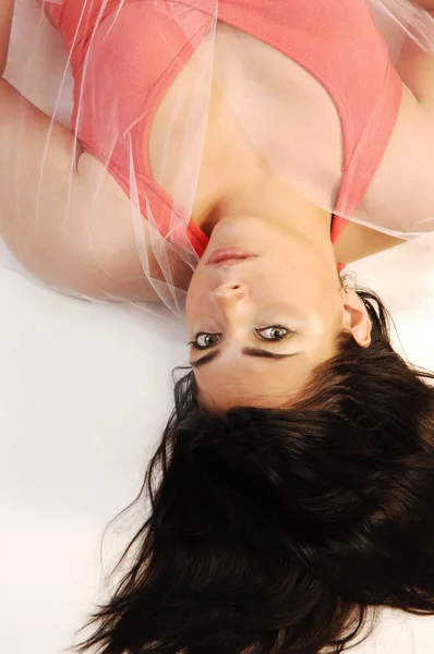 Frau liegt auf dem Boden. — Stockfoto