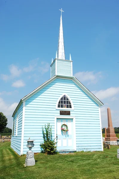 Bir mavi ahşap kilise. — Stok fotoğraf