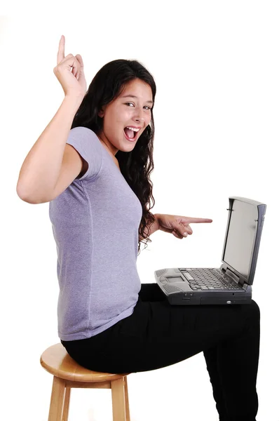 Glad tjej med laptop. — Stockfoto