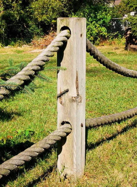 Zaun mit schwerem Gewand. — Stockfoto