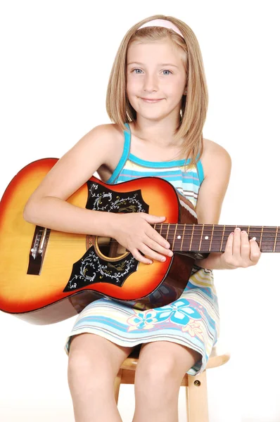Νεαρό ξανθιά κοπέλα με κιθάρα. — Φωτογραφία Αρχείου
