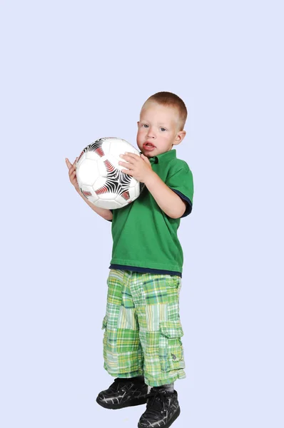 Kleiner Junge mit Fußball. — Stockfoto