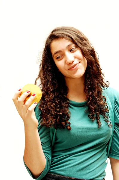 Молодая девушка и яблоко . — стоковое фото