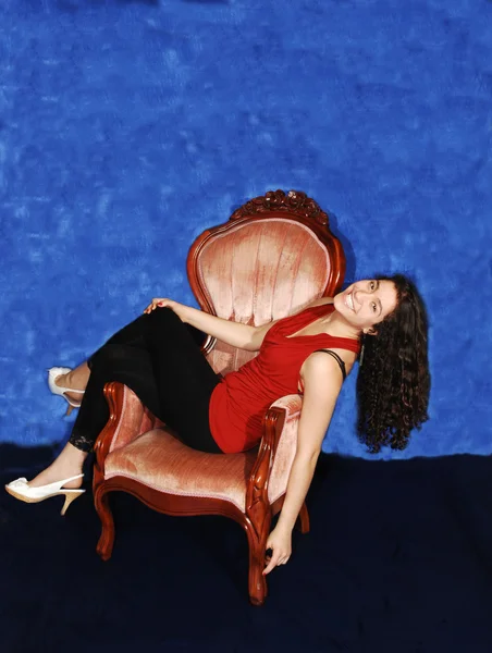 Junge Dame im Sessel. — Stockfoto