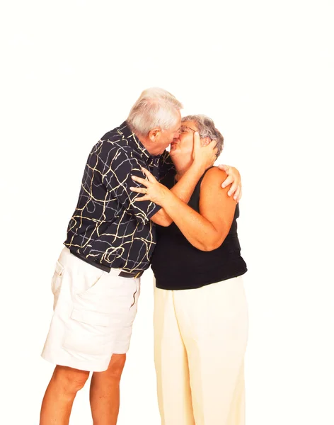 Äldre par kyssas. — Stockfoto