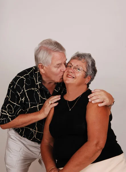Senior couple kissing. — Stock Photo, Image