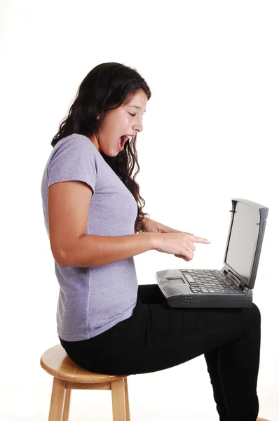 Glad tjej med laptop. — Stockfoto