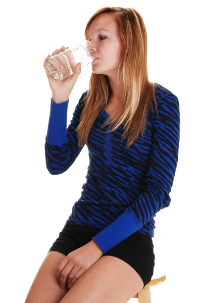 Девушка пьет воду. — стоковое фото