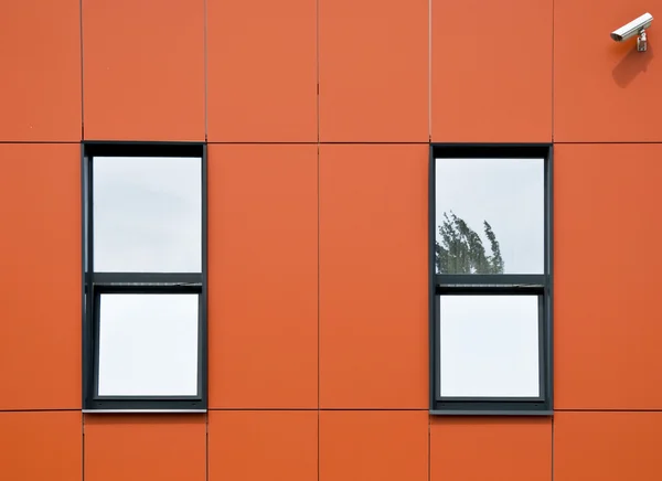 Facciata arancione di pannelli di alluminio . — Foto Stock