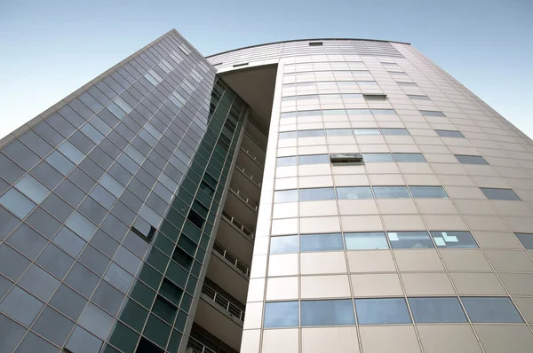 Edificio de oficinas con fachada abisagrada . Imagen de stock