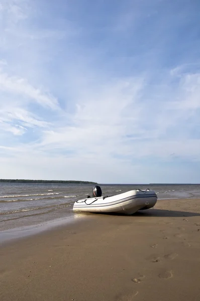 Barco en una playa desierta Imágenes de stock libres de derechos