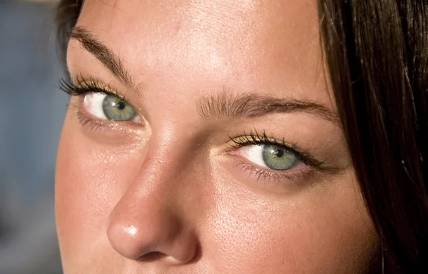 Fechar olhos verdes femininos . — Fotografia de Stock