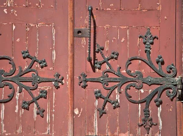 Vieja puerta de madera con hierro forjado. —  Fotos de Stock