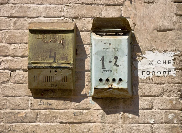 Bakstenen muur met postvakken — Stockfoto