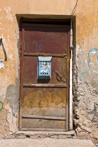 Vecchia porta e cassetta postale . — Foto Stock