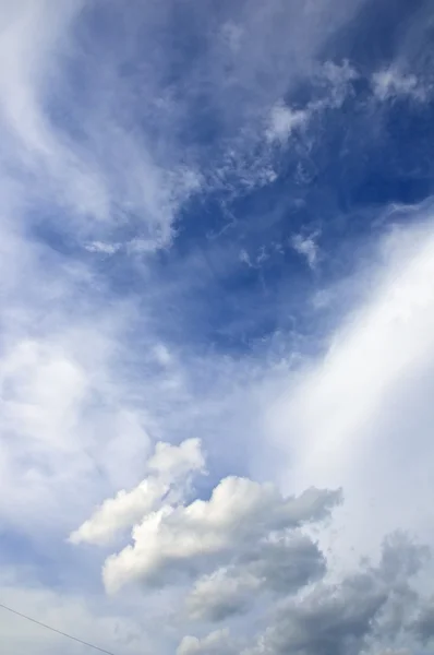 Blauwe lucht en wolken. — Stockfoto